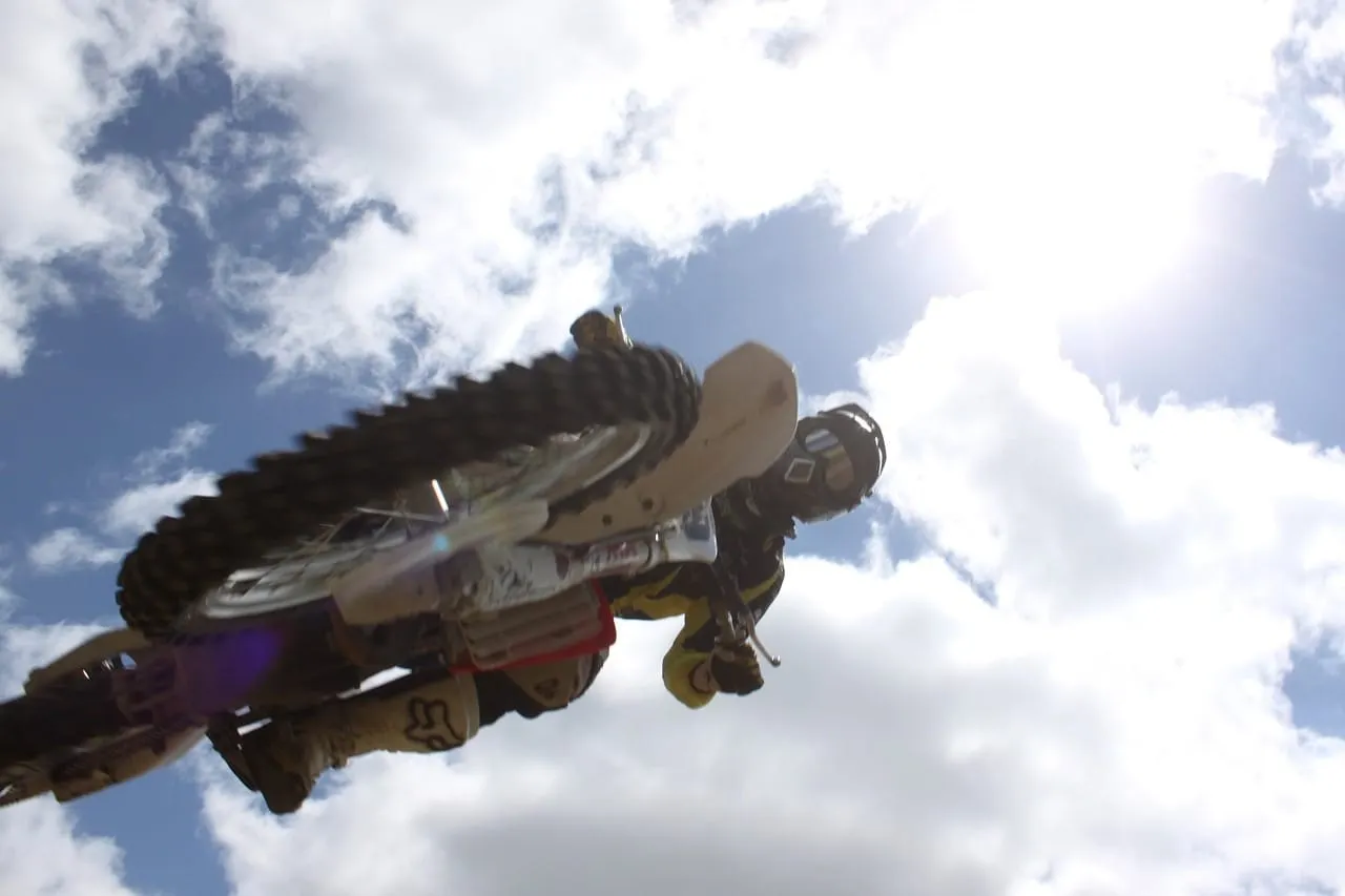 Motos de carreras para motocross ilegales vuelven a circular en Lawrence, Massachusetts