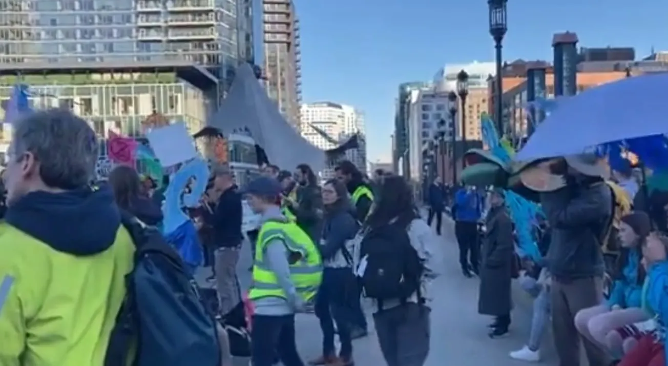 Activistas climáticos paralizaron el tráfico en el Moakley Bridge