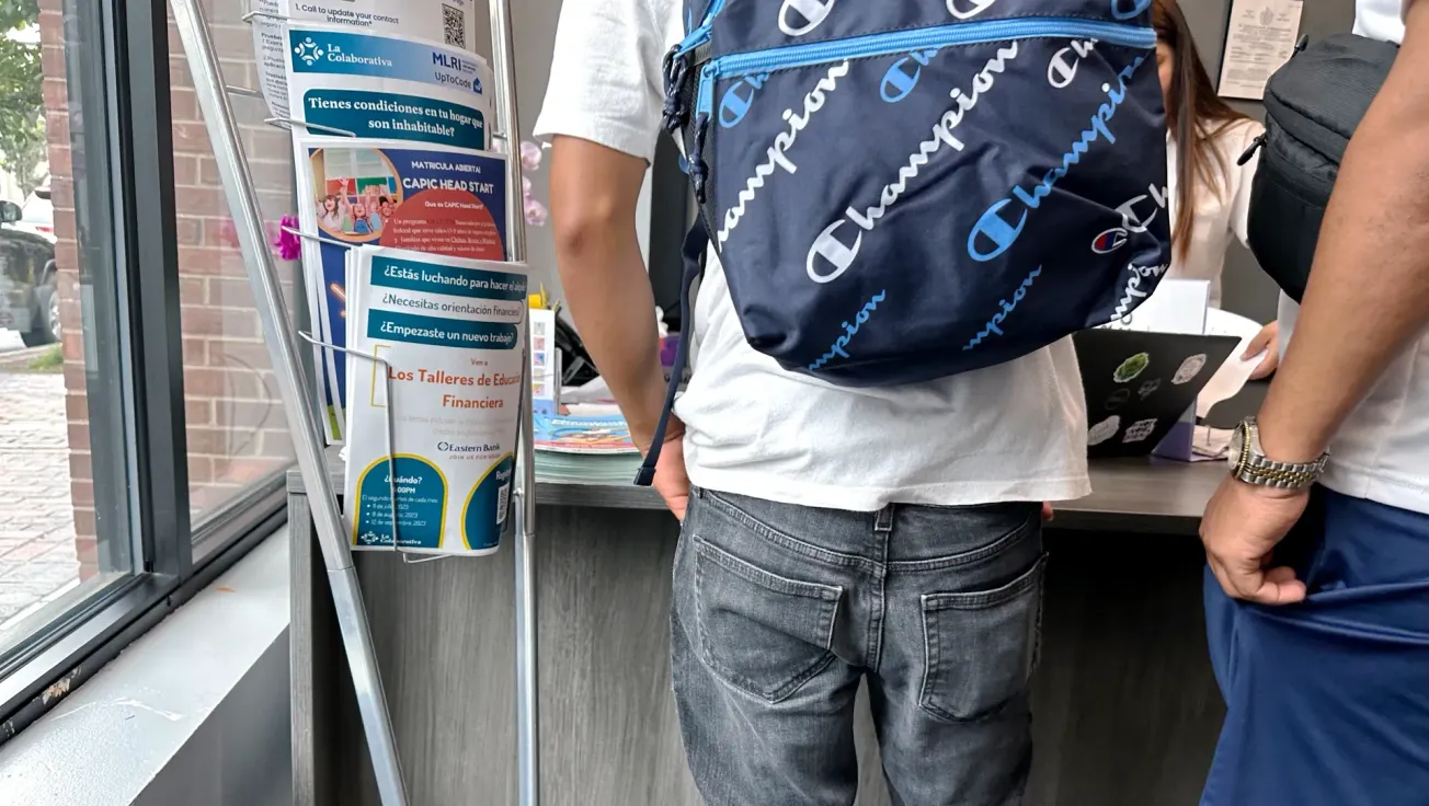 Los residentes de Massachusetts consideran la inmigración como una preocupación principal y están divididos por el apoyo de migrantes en refugios