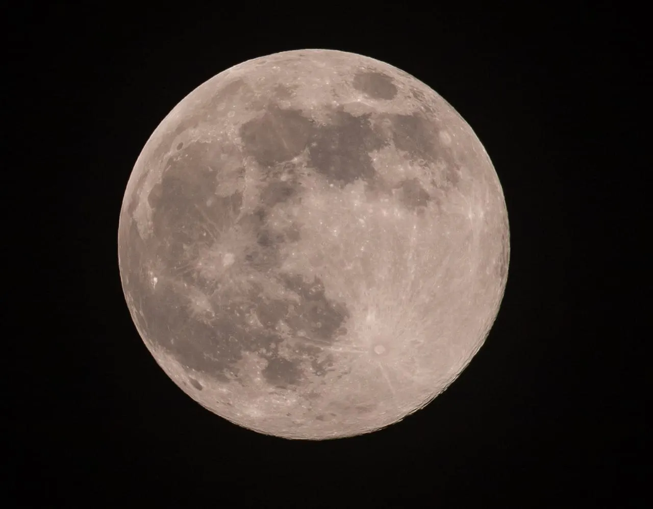 ¿Cuándo ver la Luna Rosa  y qué significa?
