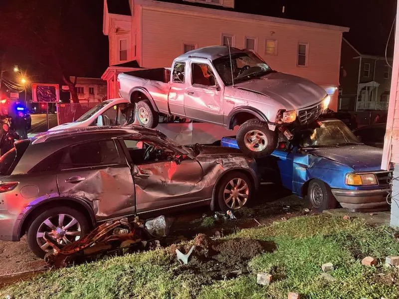 Accidente múltiple en Brockton involucró varios vehículos y una vivienda