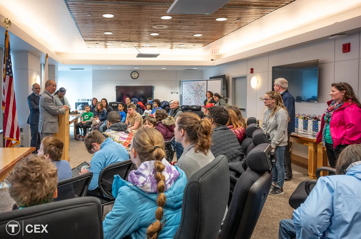 Anuncios creados por niños se transmitirán en las estaciones de la MBTA durante el Mes de la Aceptación del Autismo