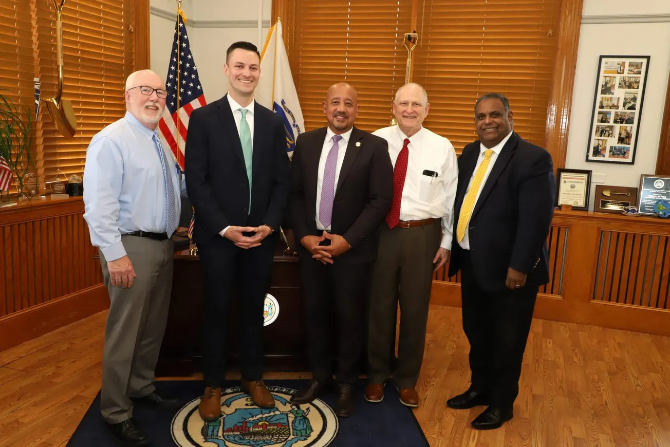 Alcaldía de Lawrence nombra a Michael J. Owens como nuevo director de personal