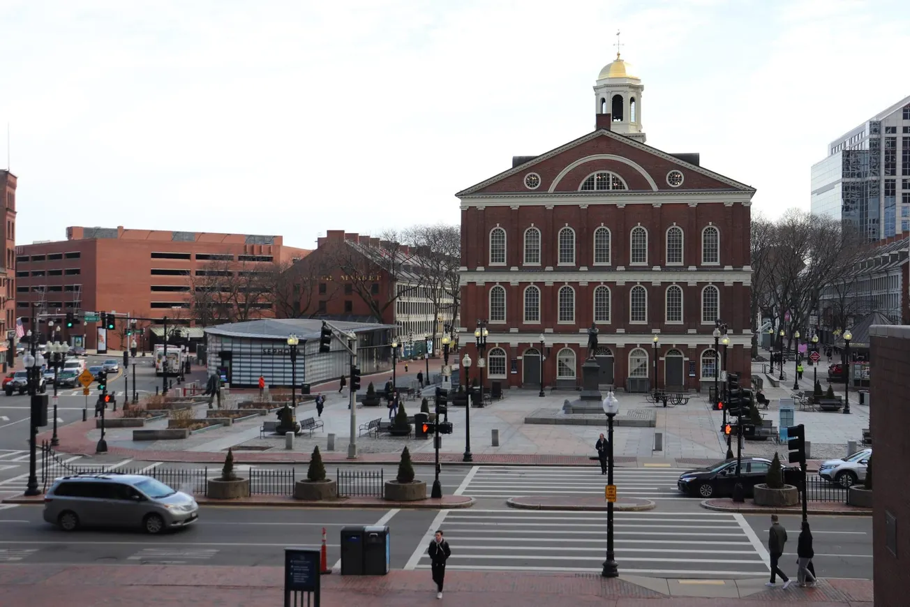 Aprueban resolución que acentúa un entorno seguro para todos “independientemente del estatus migratorio”