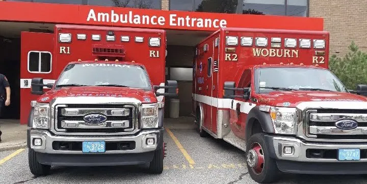 Rescatan dos niños del ático de una casa en llamas en Woburn