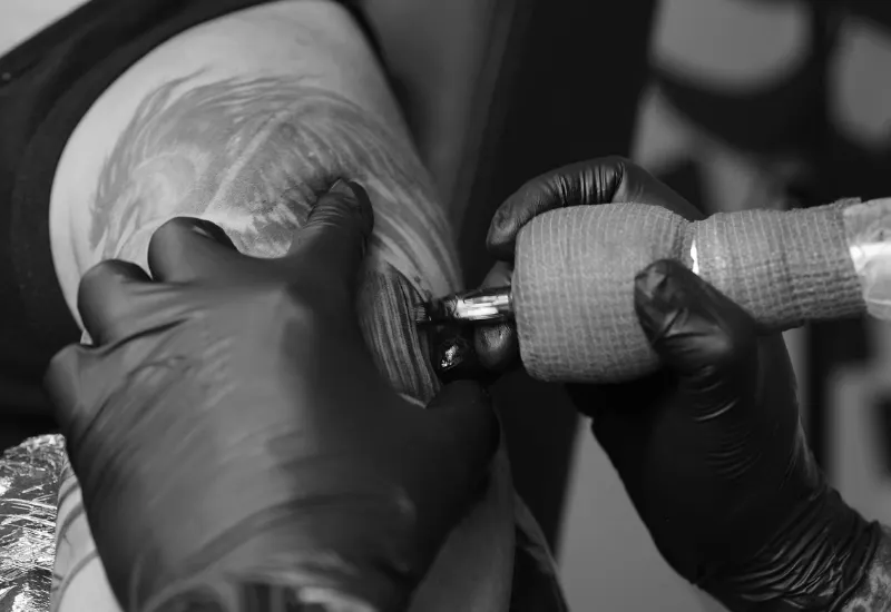 Los tatuajes podrían incrementar el riesgo de cáncer, según un estudio