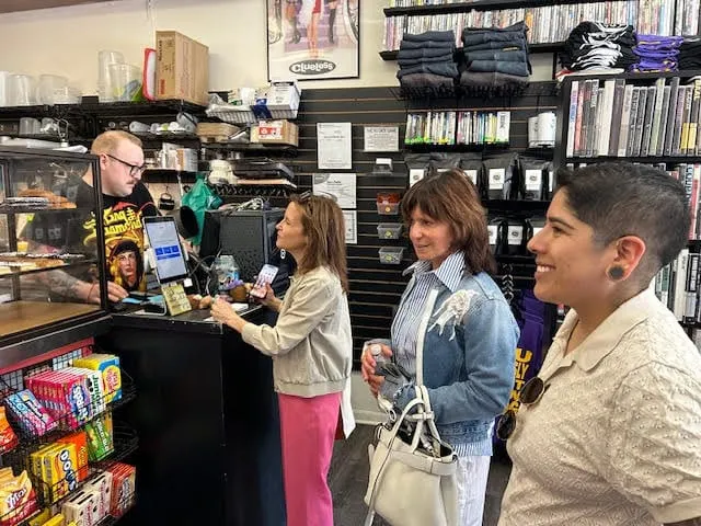 Representante estatal Montaño junto a Boston Unity Soccer Partners participan en el proyecto “Conoce los Negocios de Jamaica Plain”