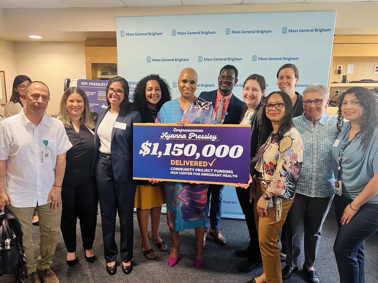 Ayanna Pressley realiza donación para impulsar iniciativas en la salud mental de los inmigrantes en Massachusetts