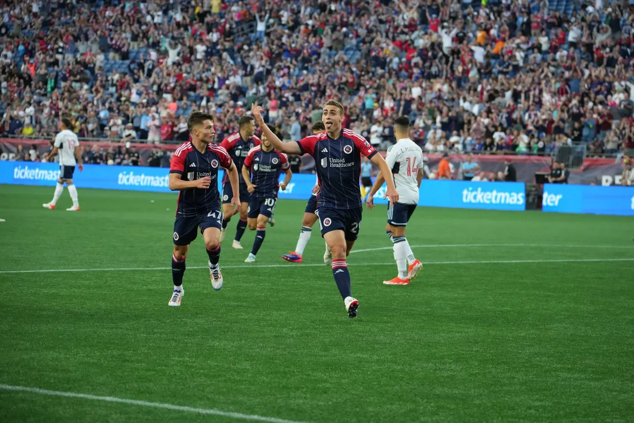 El New England Revolution consigue su tercera victoria consecutiva en liga tras derrotar 3-2 a Vancouver