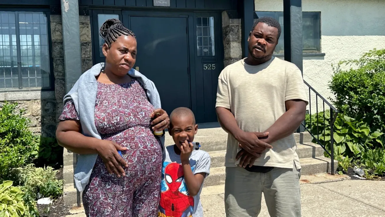 Por la noche, decenas de personas duermen en el Logan Airport. Durante el día, familias inmigrantes encuentran consuelo en una iglesia de Mattapan