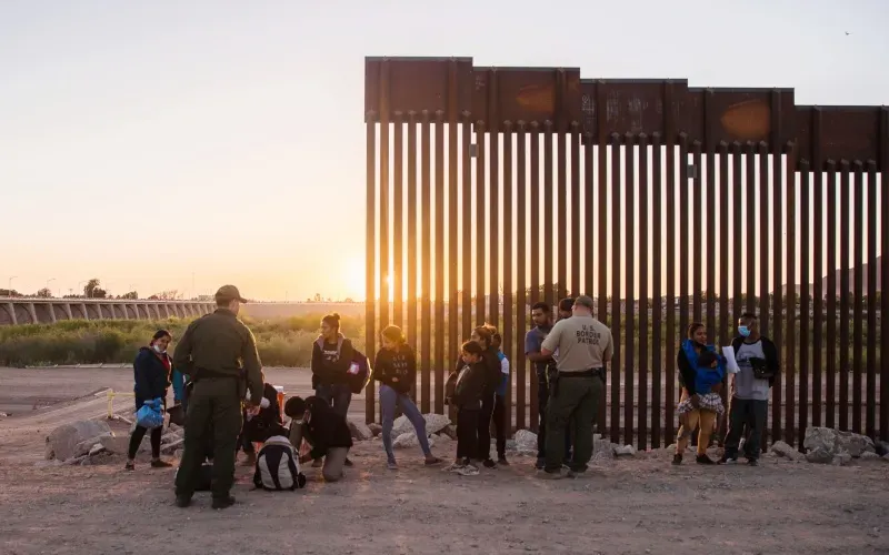 ¿Cómo influye en la economía de EEUU las nuevas políticas migratorias de Biden?