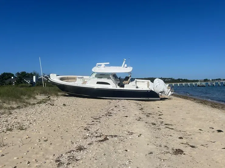 Hombre es arrestado tras encallar embarcación en Martha’s Vineyard en estado de ebriedad