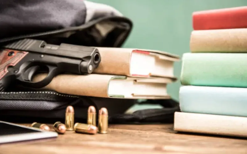 Armas en las escuelas: un peligro para los niños y la comunidad