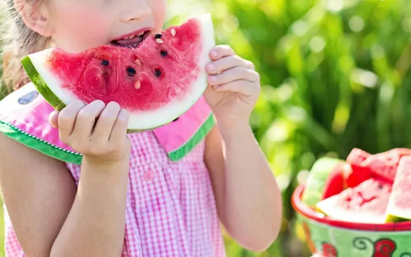 Acostumbrar a los pequeños a alimentarse sanamente podría garantizarles una larga vida