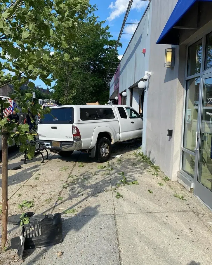 Una camioneta chocó y quedó parcialmente dentro de una escuela en Brookline