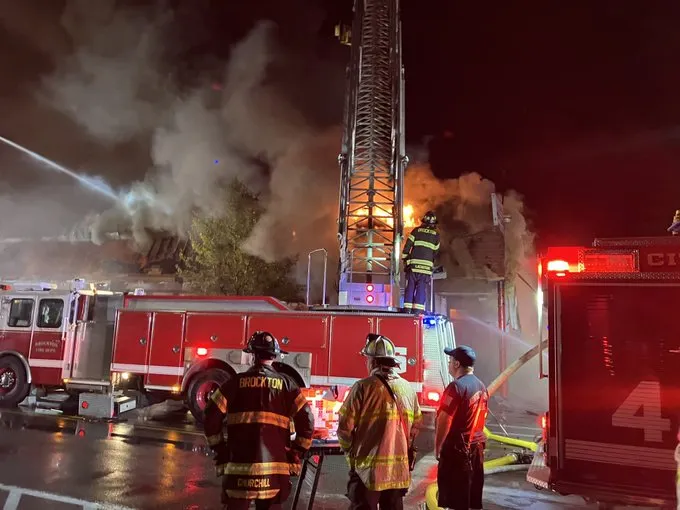 Gran incendio en Brockton afectó varios comercios