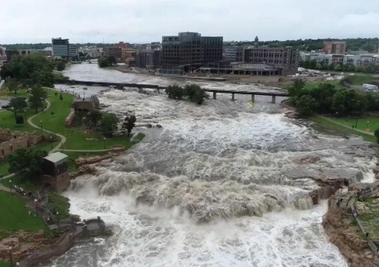 Gobernadora de Iowa declara desastre por inundaciones mientras los habitantes evacúan la región