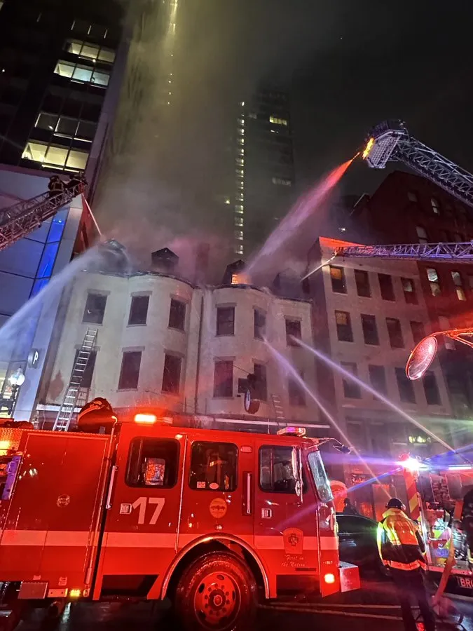 Bomberos lograron atacar el fuerte incendio de un edificio cerca del Boston Common