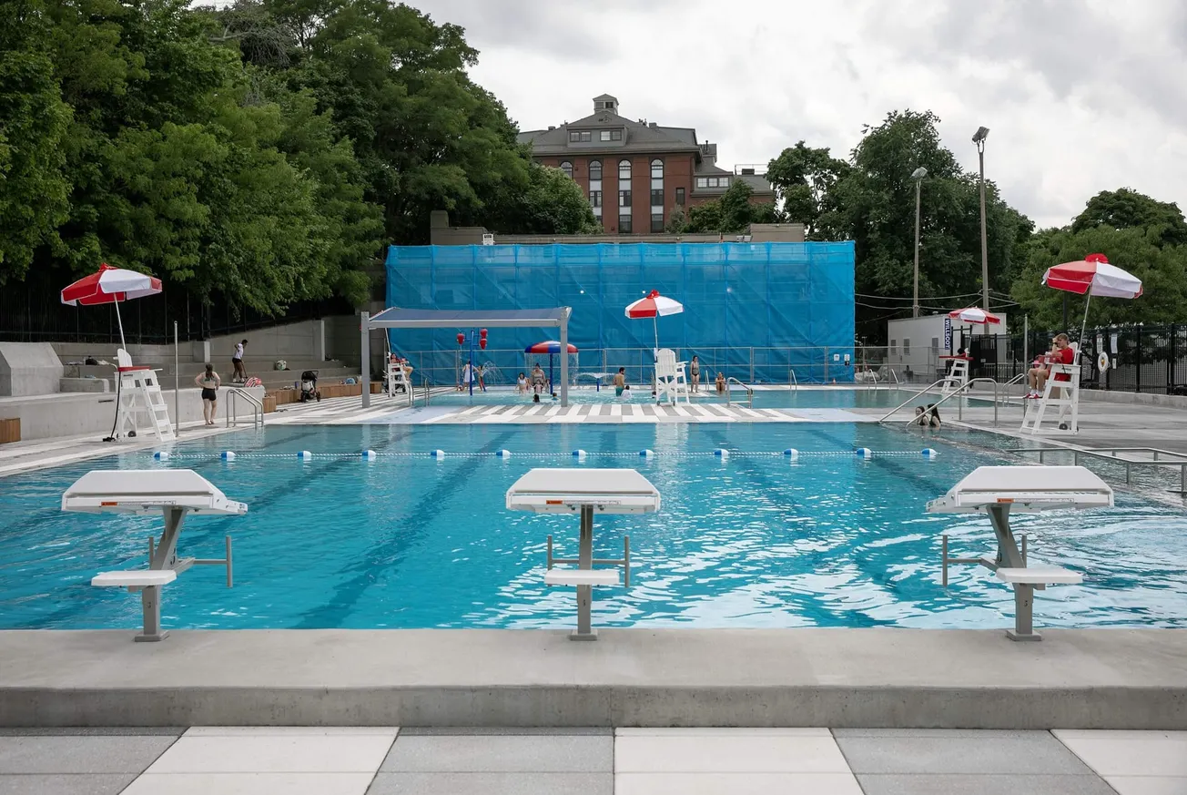 Los habitantes de Boston están frustrados porque algunas piscinas de la ciudad permanecen cerradas durante otro verano sofocante