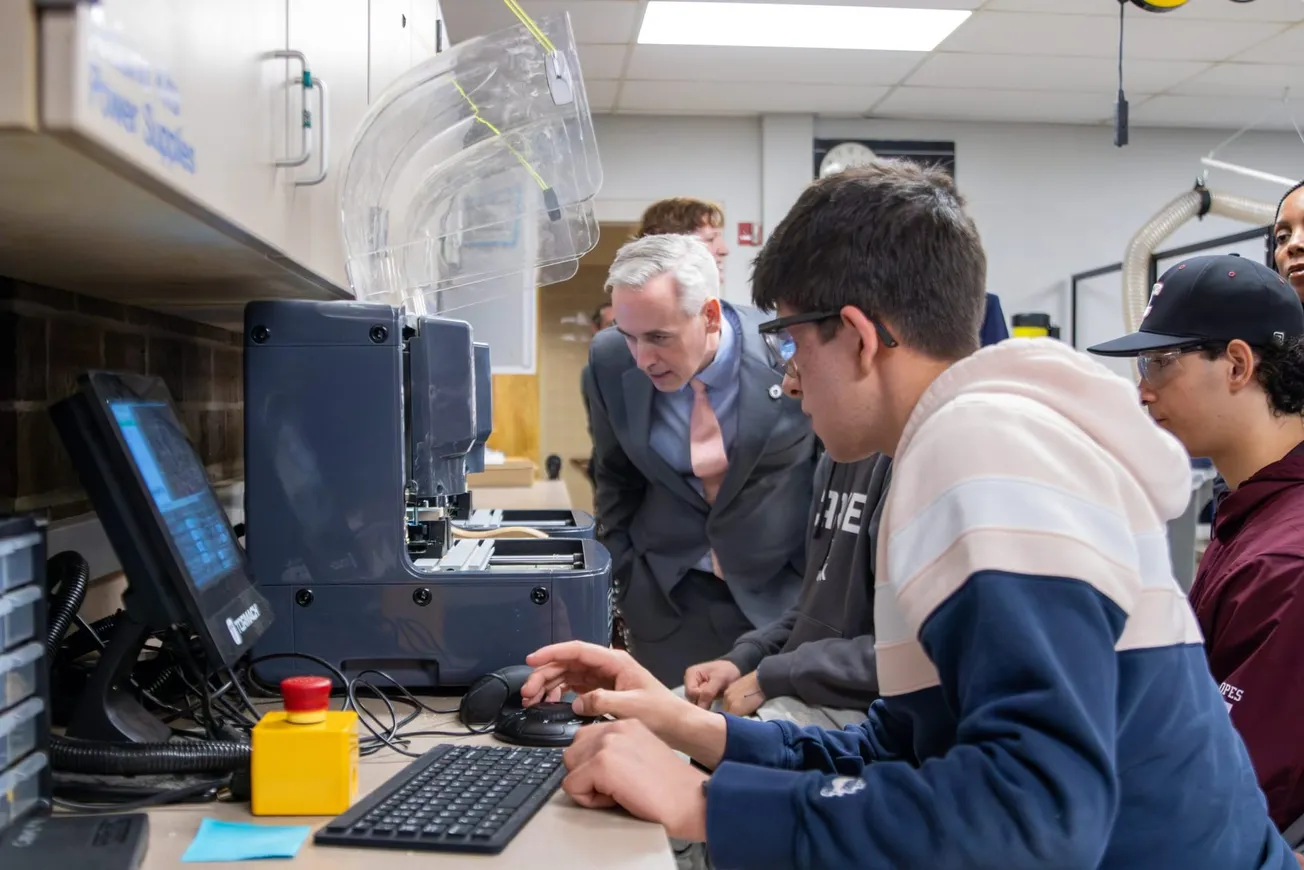 Los empleos y oportunidades en STEM siguen creciendo, pero los latinos continúan siendo minoría