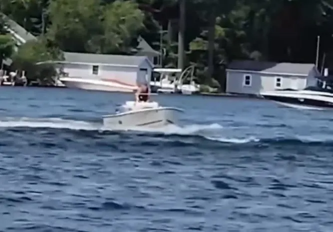 Un joven de MA logró detener un bote que circulaba peligrosamente sin conductor