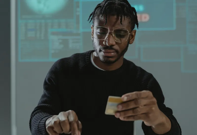 Estafadores roban millones de dólares cada año ¿Qué debes saber?