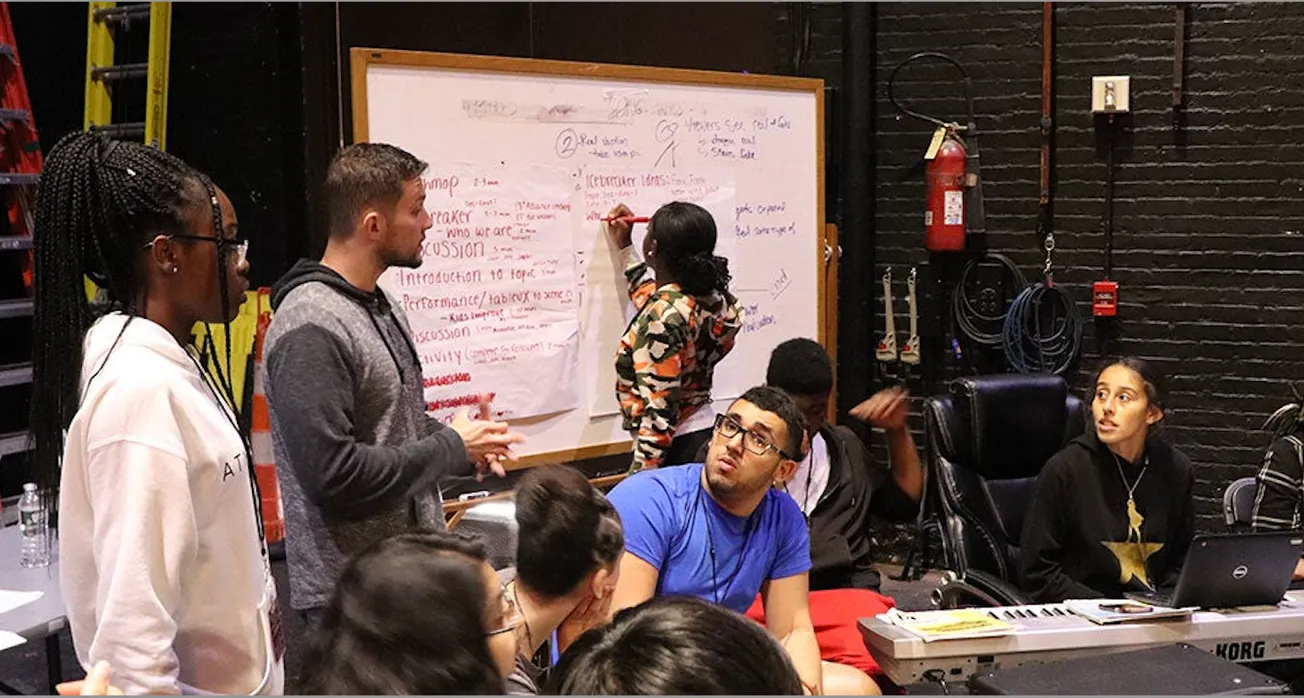 El programa artístico de empleos del Boch Center para jovenes de Boston regresó este verano