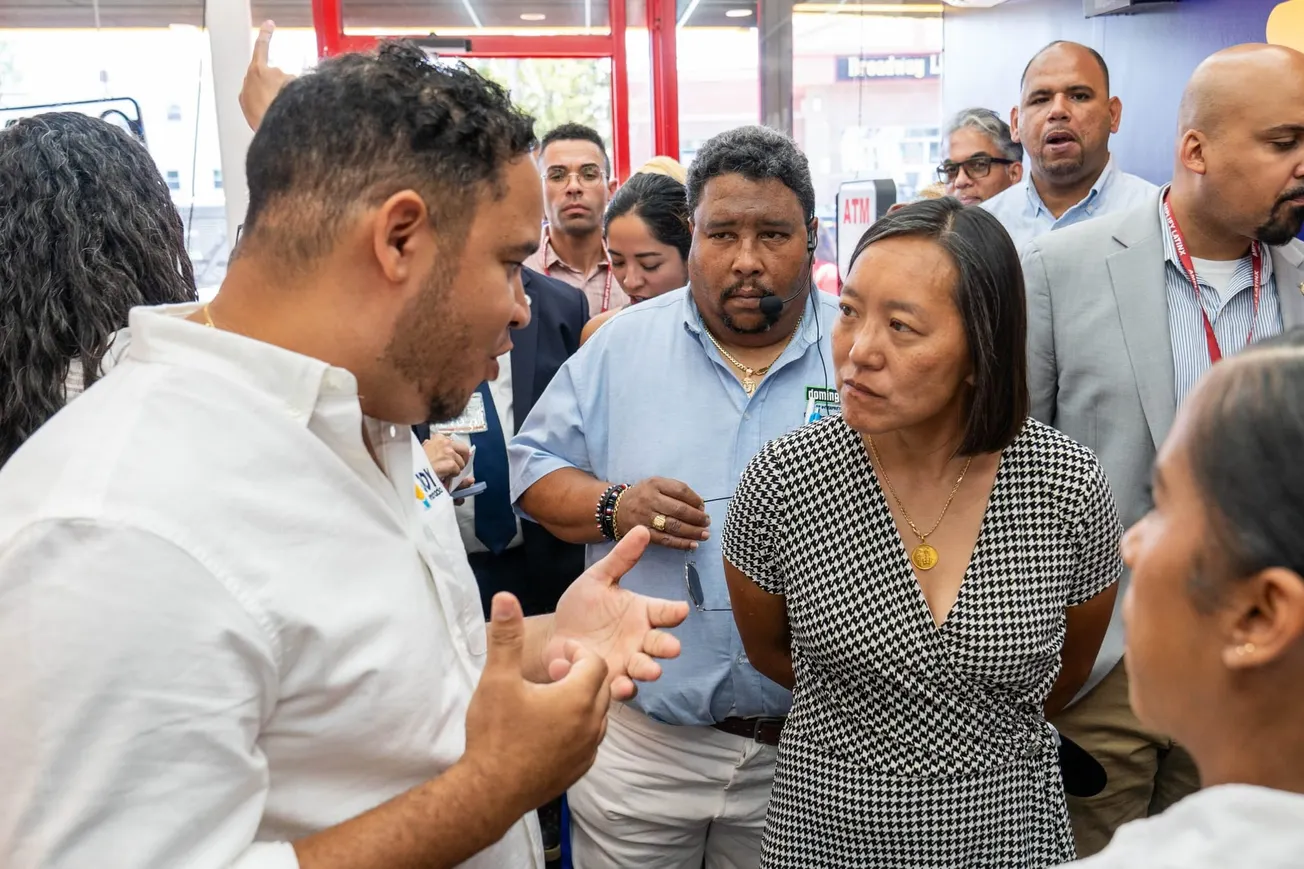 Negocios latinos en Lawrence reciben visitas por parte de funcionarios estatales