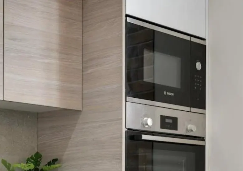 Los microondas albergan más de 700 especies bacterianas, según estudio