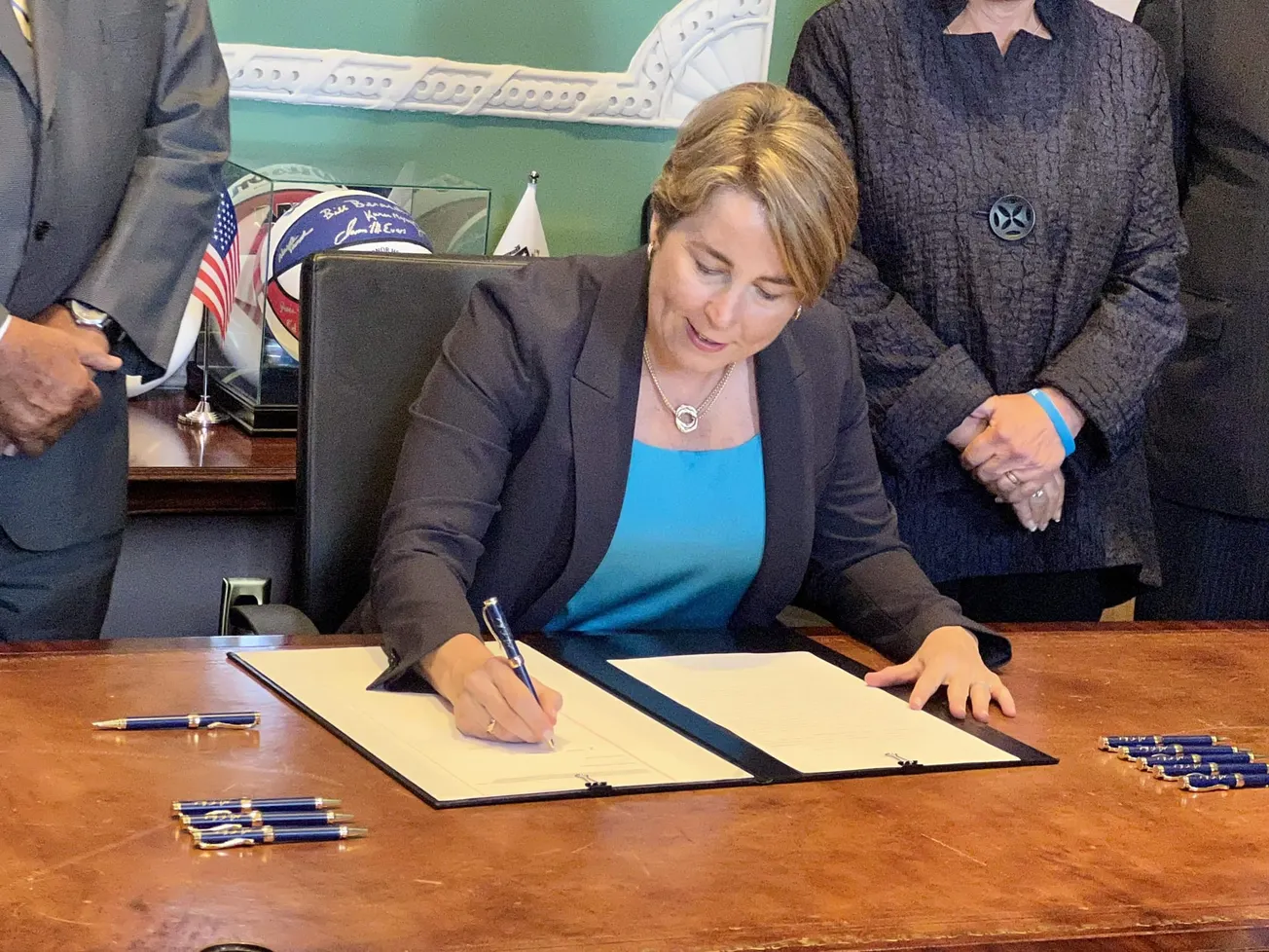 ¿De qué se trata el presupuesto estatal 2025, además del plan de educación y transporte gratis?