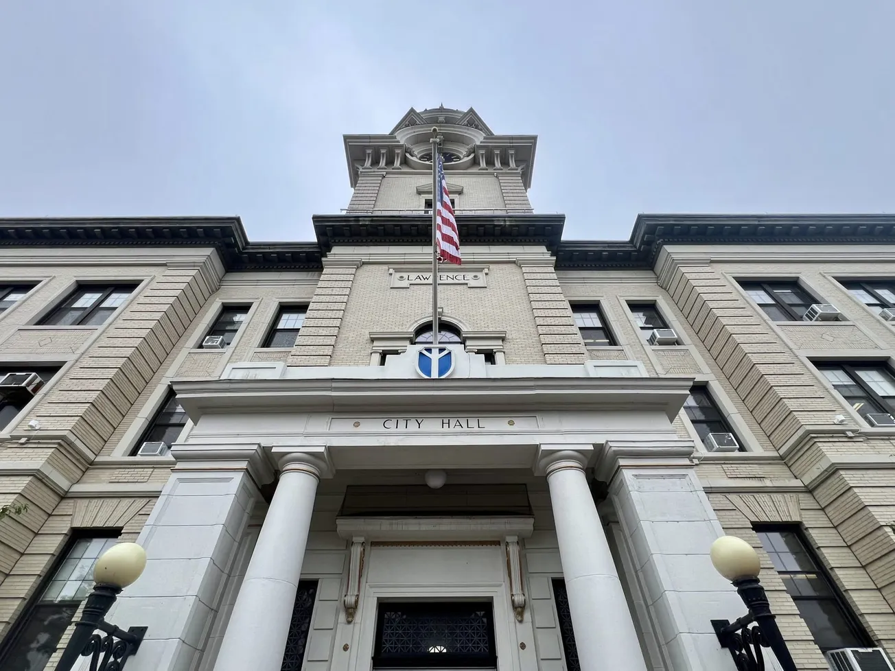 Lawrence activa refugios para garantizar la seguridad durante el clima frío