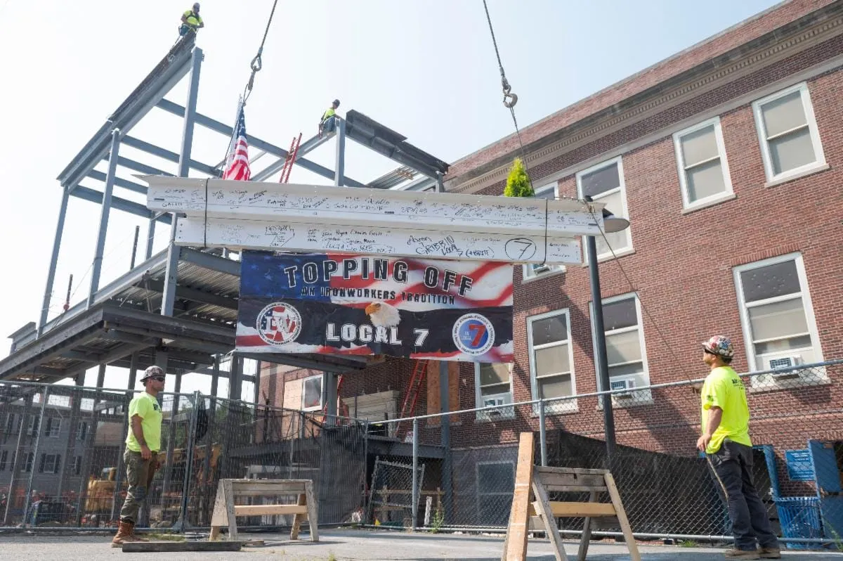 Celebran colocación de estructura final  en la ampliación de la Patrick J. Kennedy Elementary School