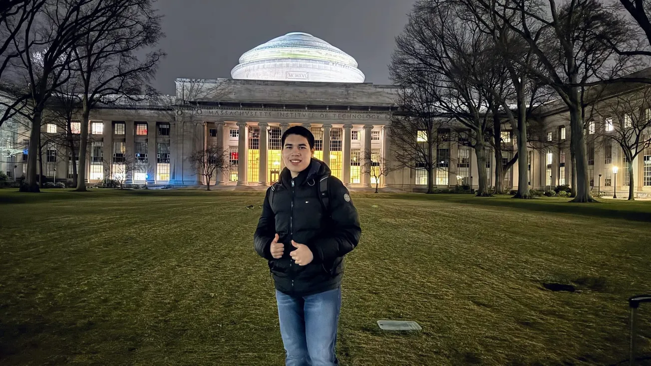 Steven Arana, nació en New Jersey, es de origen ecuatoriano, cuando estaba en las afueras del Massachusetts Institute of Tech