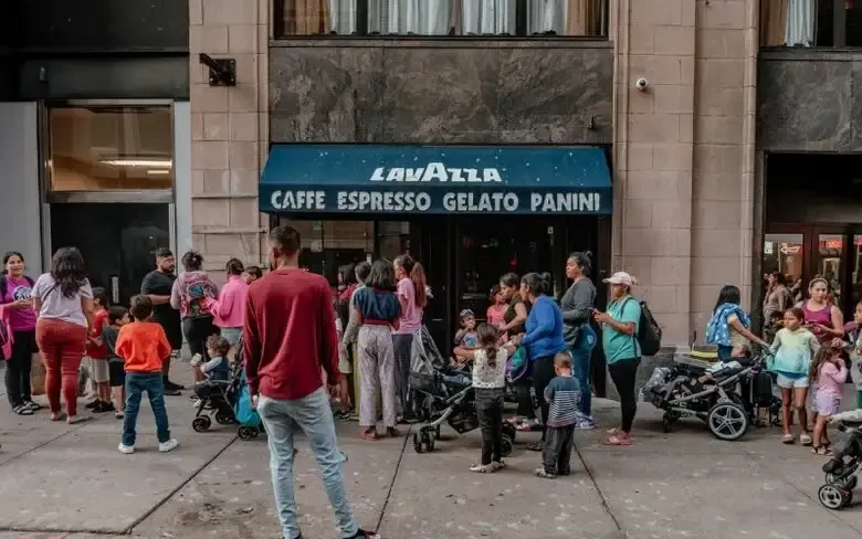 Inmigrantes con parole humanitario deben ajustar su estatus o podrán ser deportados