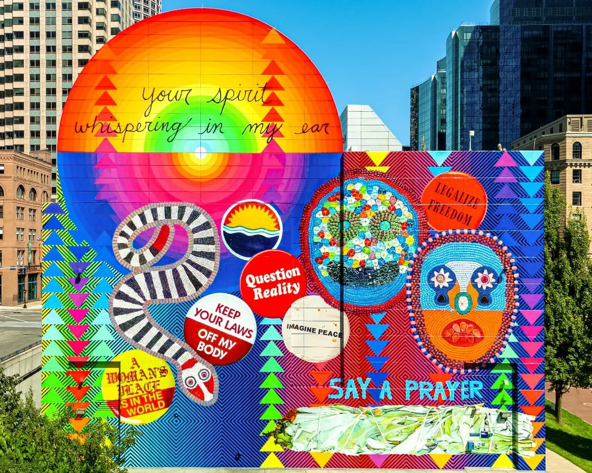 Inauguran mural del artista Jeffrey Gibson en Dewey Square