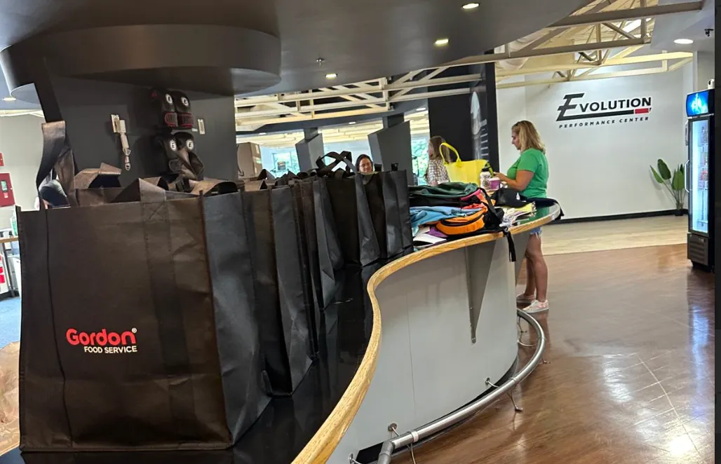 Estudiantes de Massachusetts recibieron útiles escolares gratis por una leyenda dominicana de los Red Sox