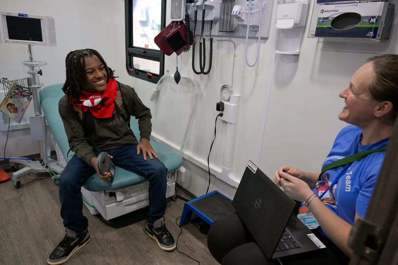 La escuela Edward M. Kennedy Academy anuncia un nuevo programa que impulsa carreras en el sector de la atención médica