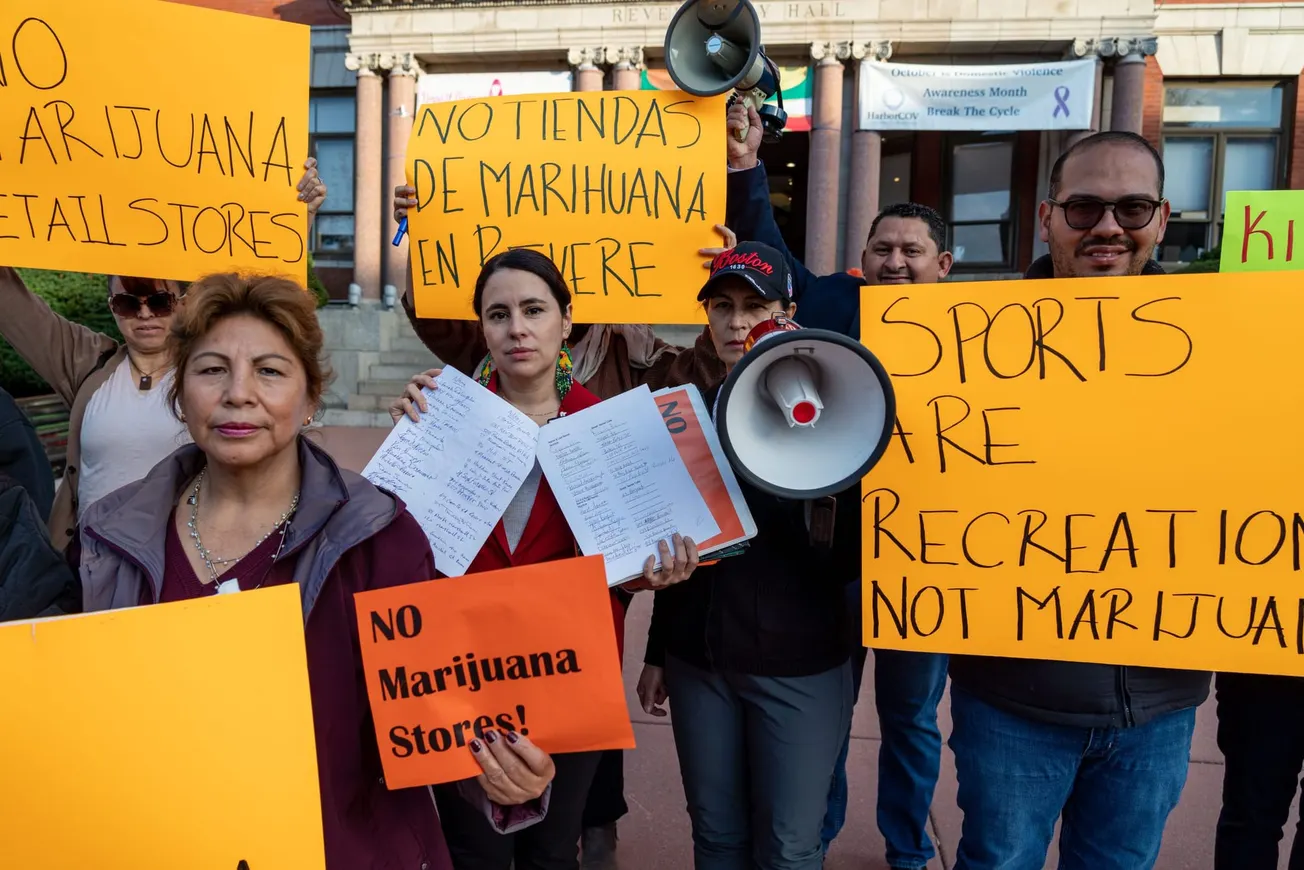 En medio de la polémica, el Ayuntamiento de Revere quiere aprobar la venta de marihuana