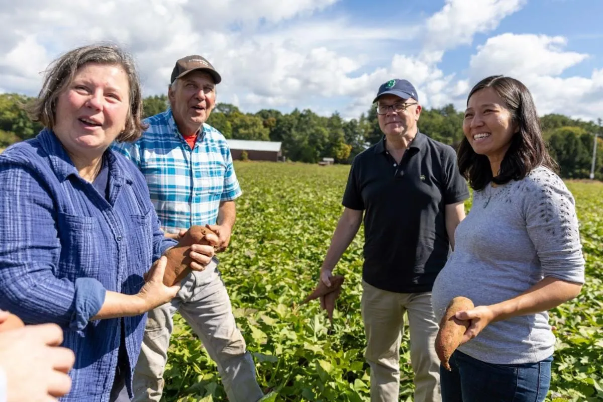Líderes visitan granja para garantizar el acceso de alimentos locales a estudiantes de BPS