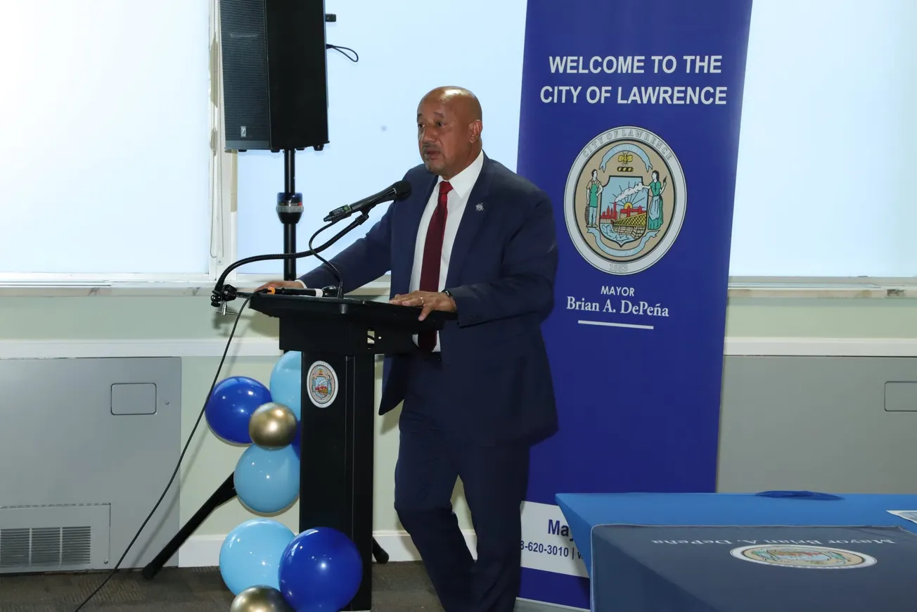 Alcalde Brian A. DePeña otorga $500 mil en subvenciones a propietarios de empresas locales