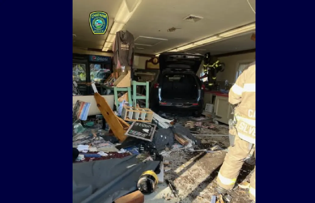 Automóvil se estrella contra restaurante en Chatham