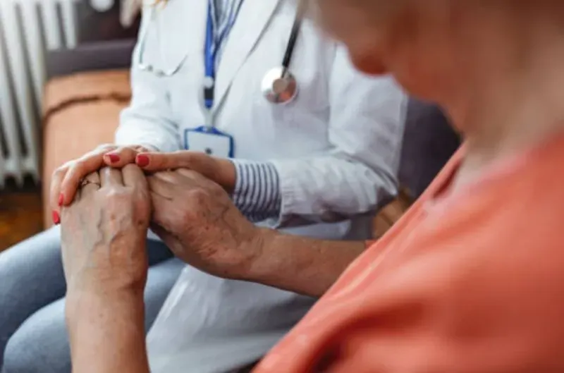 Más de 55 y sexualmente activos: el desafío de las ITS en adultos mayores