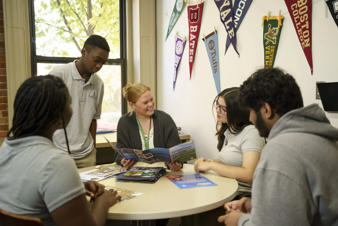 Prospect Hill Academy Charter School destaca la importancia de comenzar la asesoría universitaria desde noveno grado
