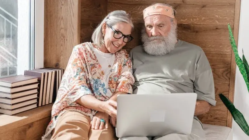 Sin ahorros y bajas pensiones, muchos jubilados emigran para rendir el dinero y retirarse dignamente
