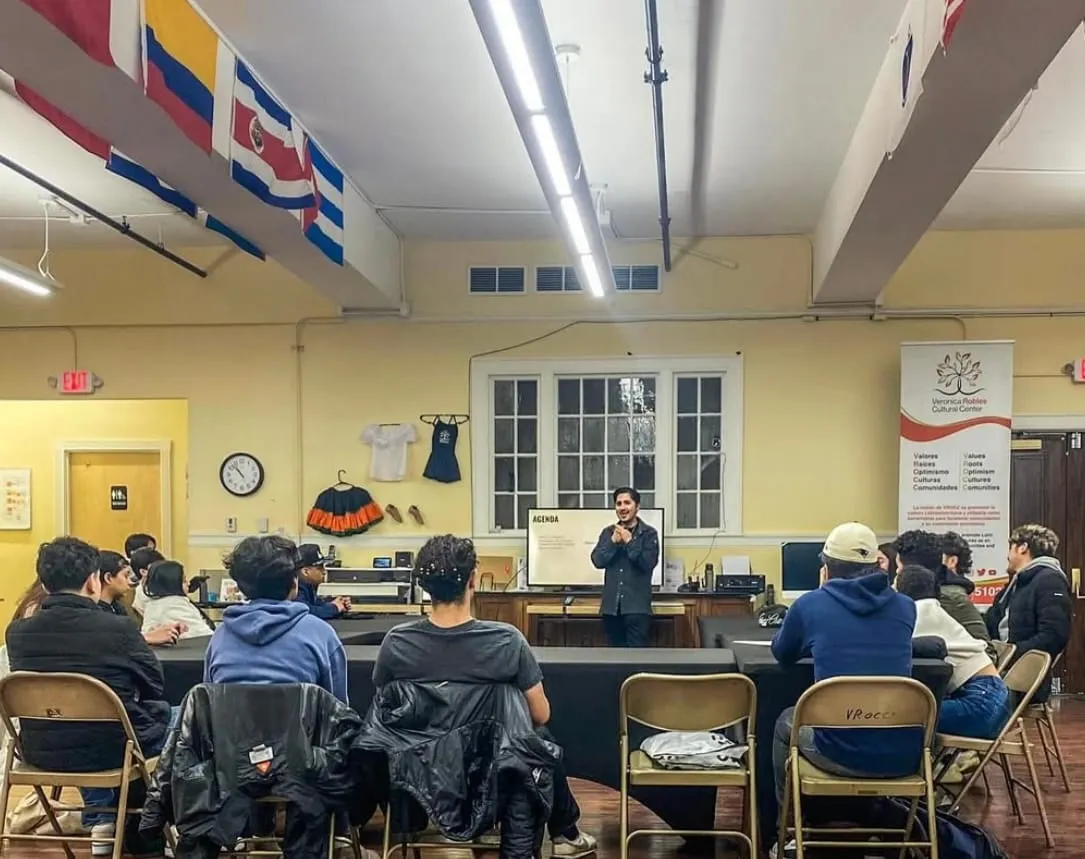 Jóvenes de East Boston lideran taller sobre prevención del abuso de sustancias