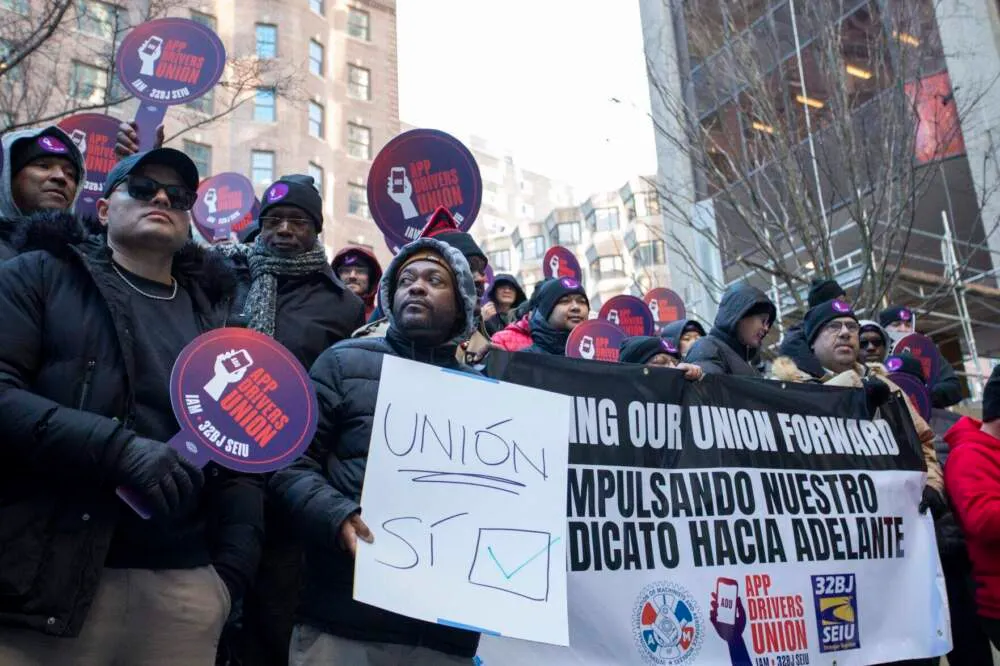 Conductores de servicios de transporte en Massachusetts se organizan para sindicalizarse bajo nueva ley