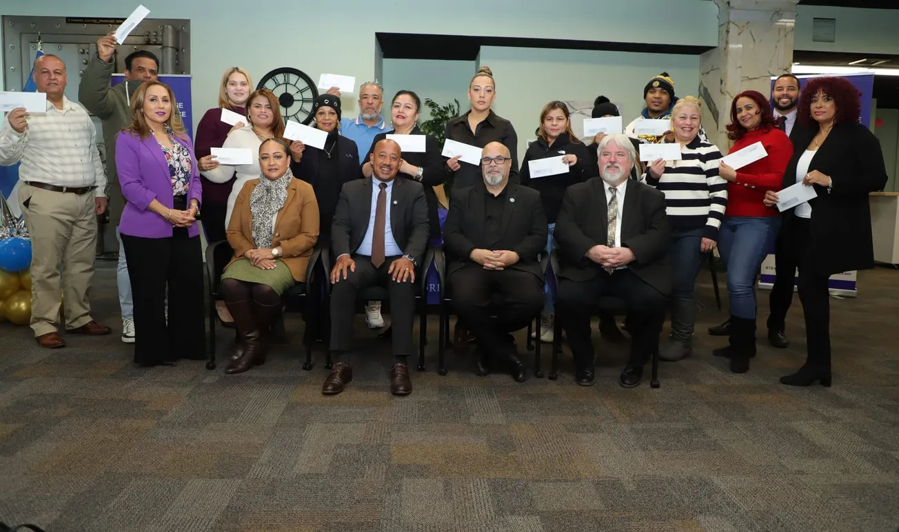 Lawrence entrega segunda ronda de subvenciones a negocios locales