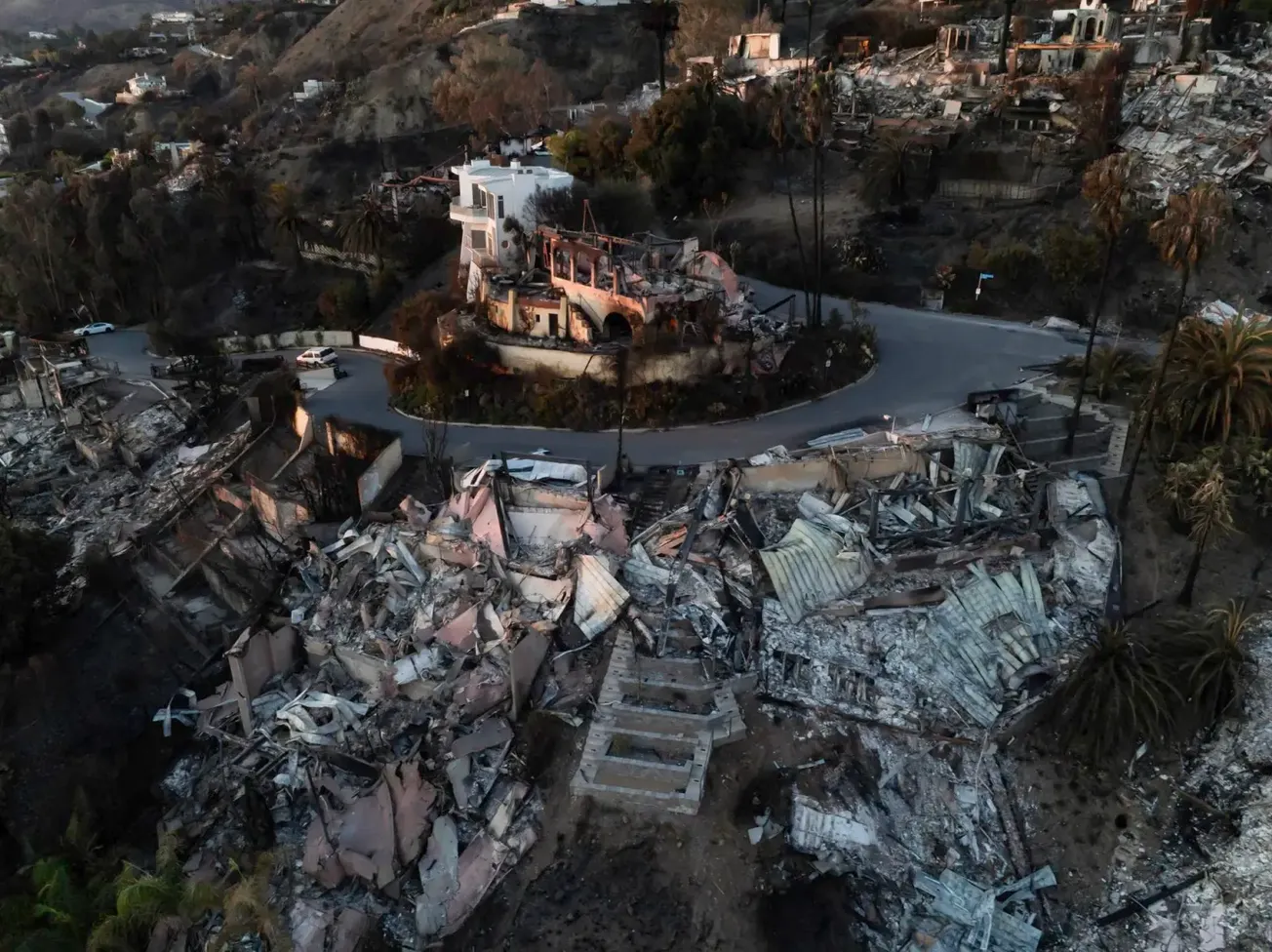 Devastadores incendios en California son retrato del costo humano del clima extremo