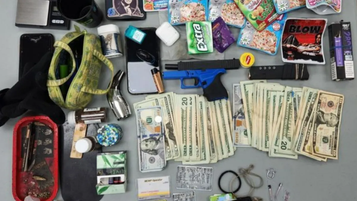 Dos personas arrestadas tras la incautación de armas y drogas en un vehículo en Hopkinton