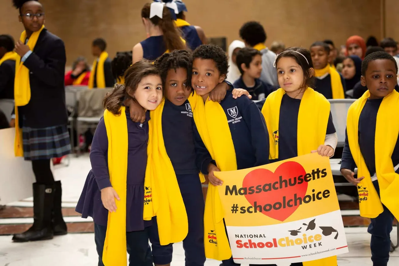 Se aproxima la Semana Nacional de Elección Escolar donde familias hispanas conocen sus opciones